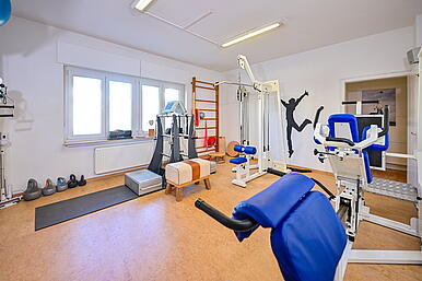 Trainingsraum mit Geräten bei Full Balance Menden